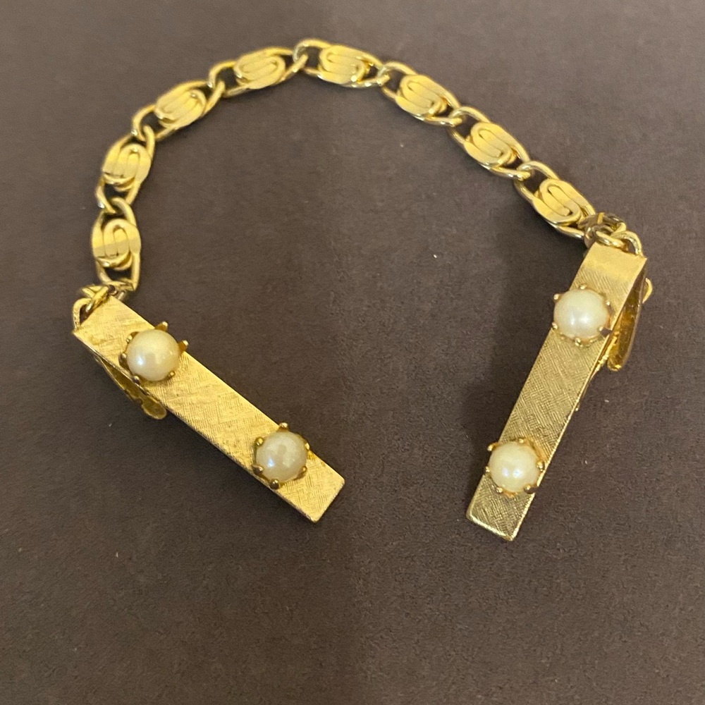 Vintage Gold-Tone Pearl Accent Women’s sweater clip - Picture 5 of 9